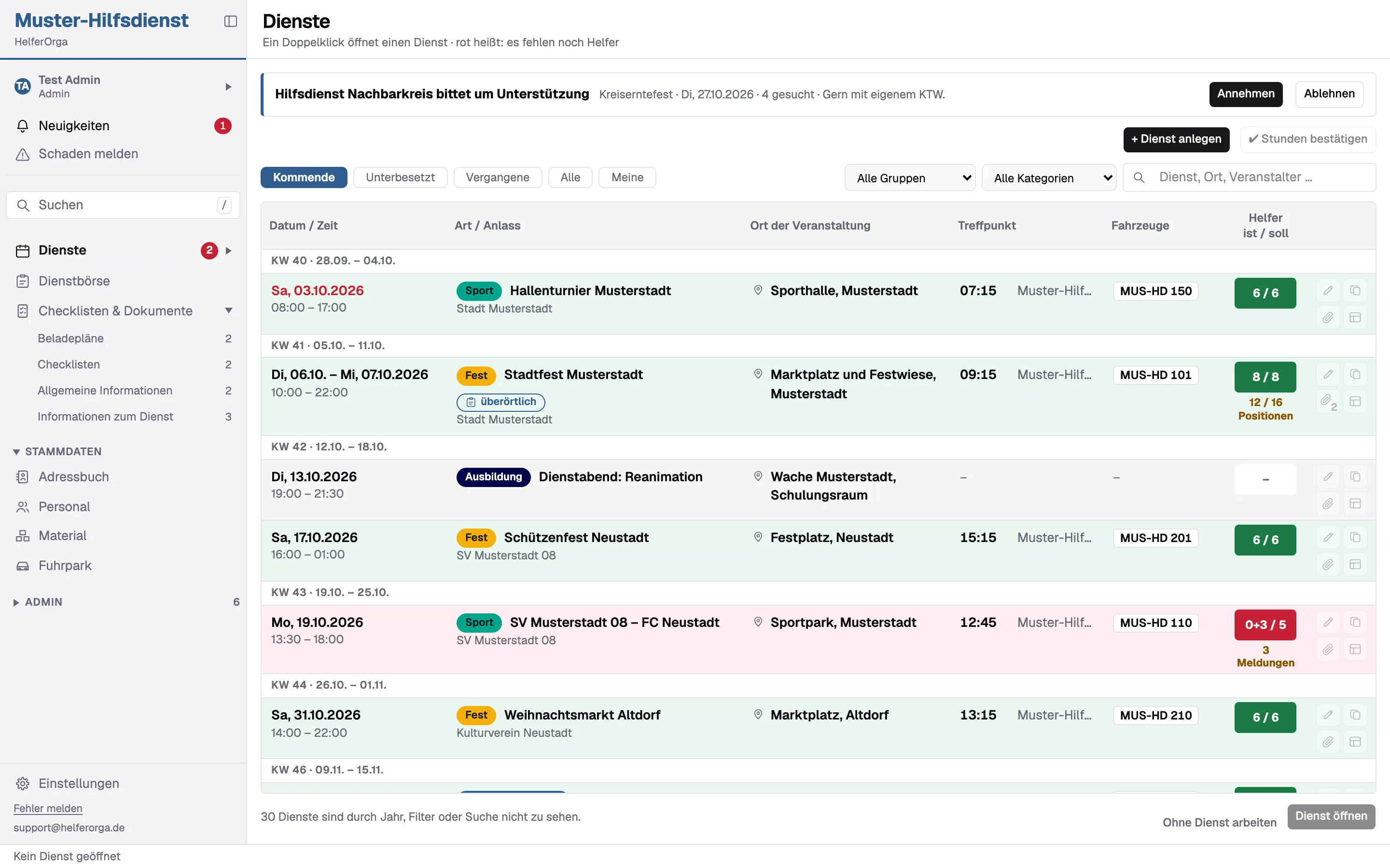 Die Dienstliste in HelferOrga: Dienste nach Kalenderwoche, mit Ort, Treffpunkt, Fahrzeugen und wie viele Helfer eingeteilt sind