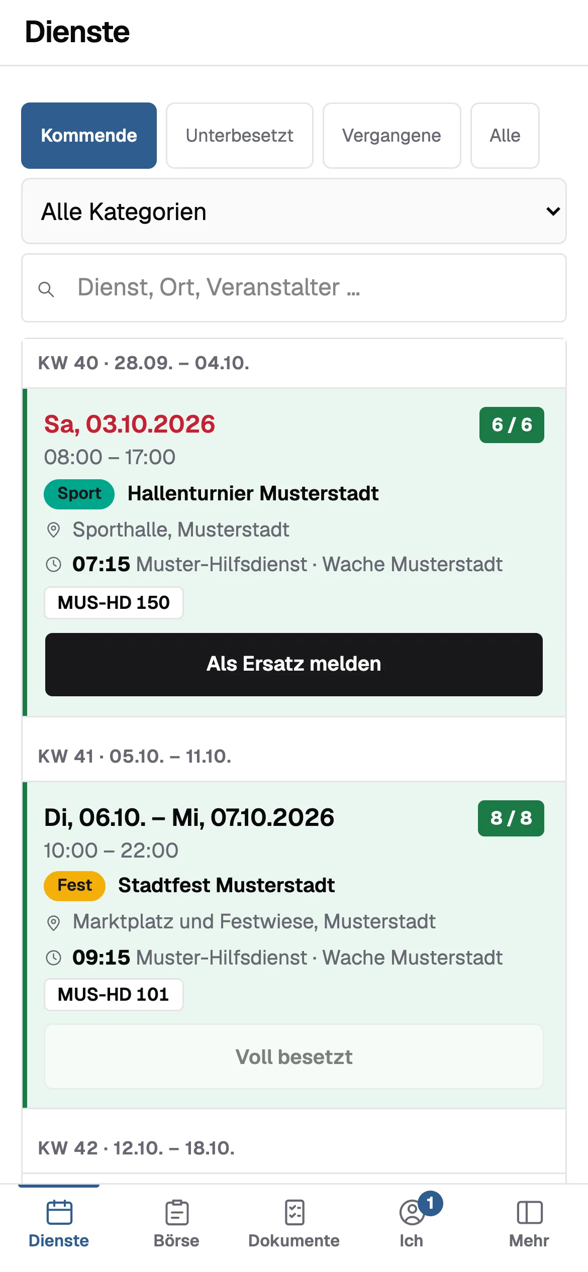 Dieselbe Dienstliste auf dem Telefon, als Karten mit einem Knopf zum Melden